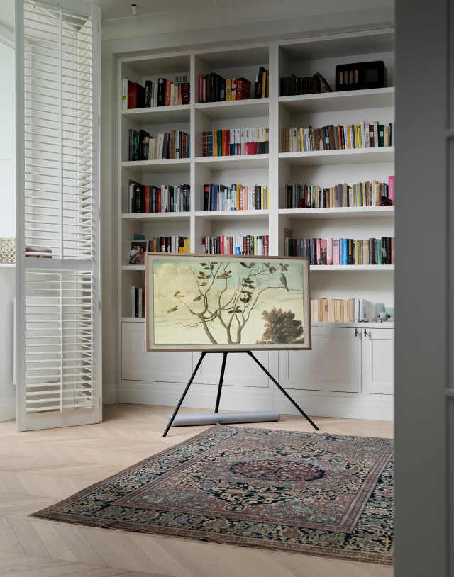 Mieszkanie zdobi telewizor The Frame, który ma elegancki  
i nowoczesny design. Prezentuje się niczym obraz podkreślający wystrój pomieszczenia. Potrafi stać się prywatną galerią  sztuki. A do tego  wcale nie musi  wisieć na ścianie.