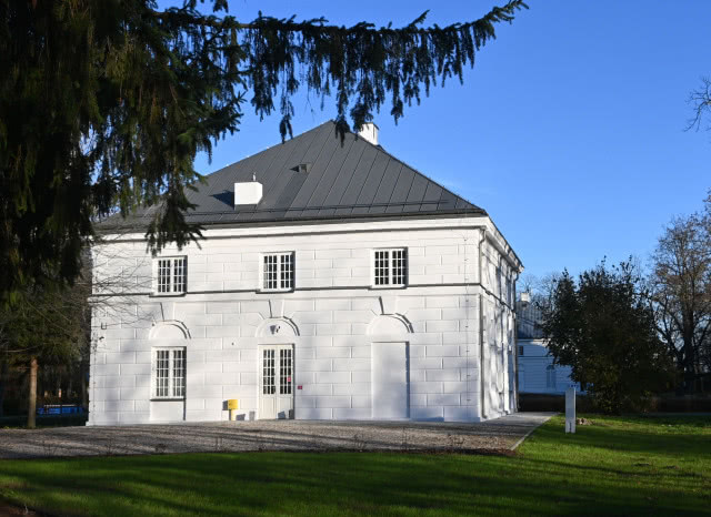 Oficyna w zespole parkowo-pałacowym w Młochowie