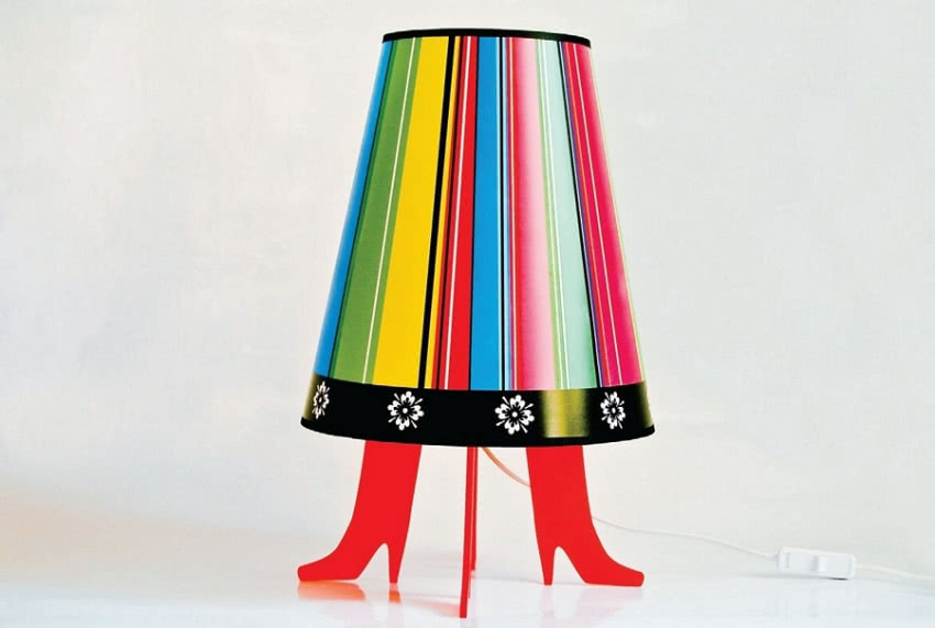 Lampka typu "zrób to sam". Składa się z klosza...