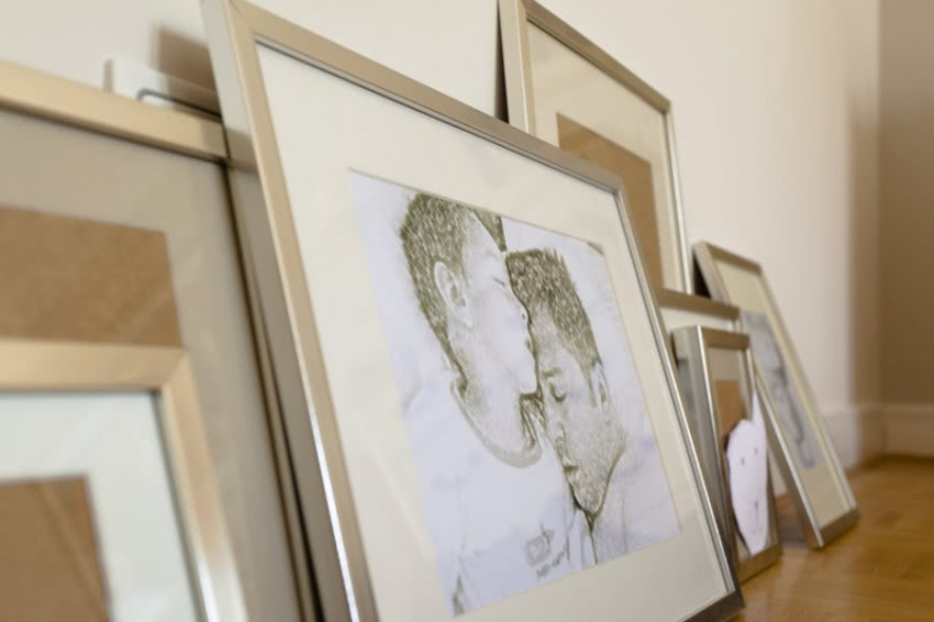 Grafiki w ramkach ustawione na podłodze