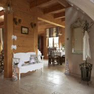 Drewniany dom i wnętrze w świerkowych ścianach