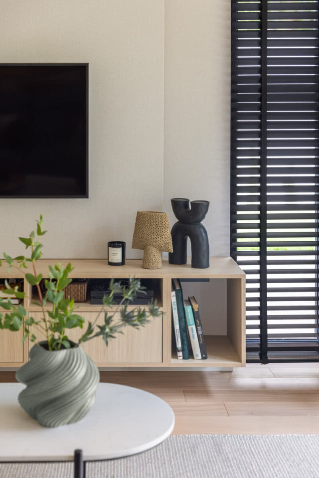 czarne żaluzje drewniane w salonie