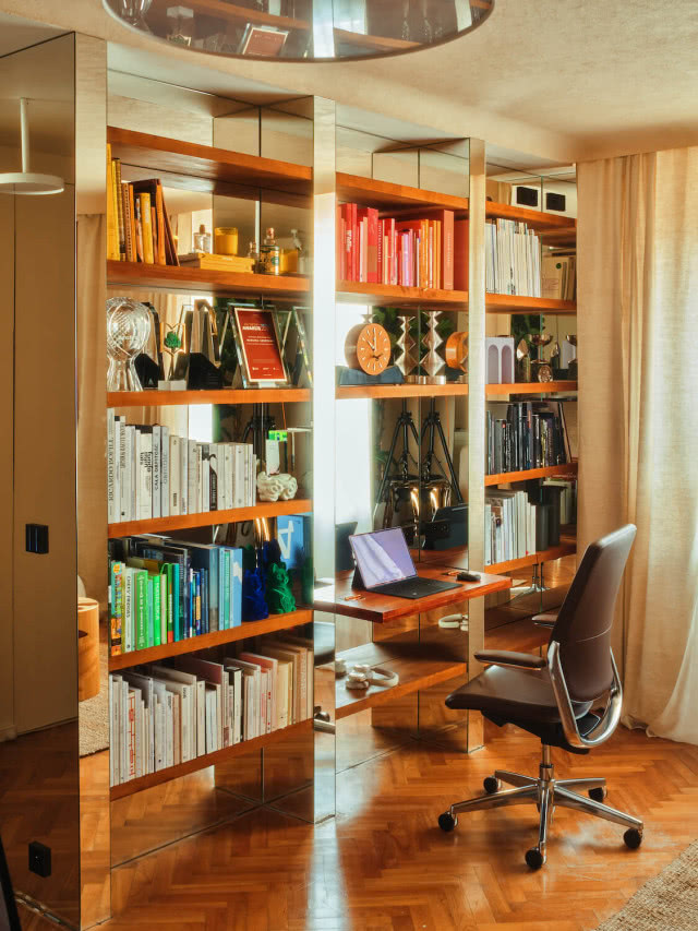 kącik do pracy w salonie