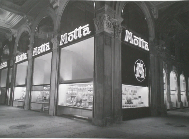 czarnobiałe zdjęcie kawiarni Motta Caffè Bar