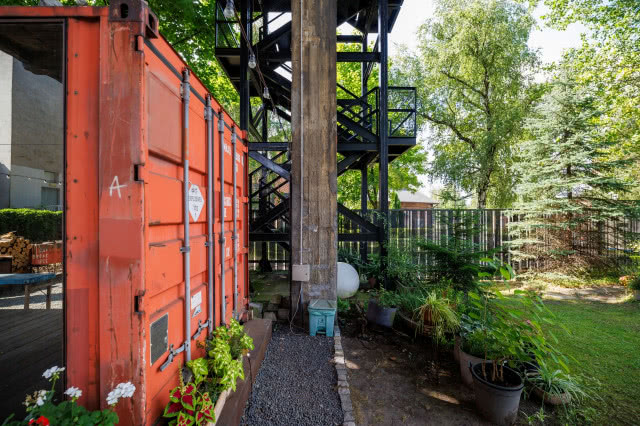 Metalowa klatka schodowa