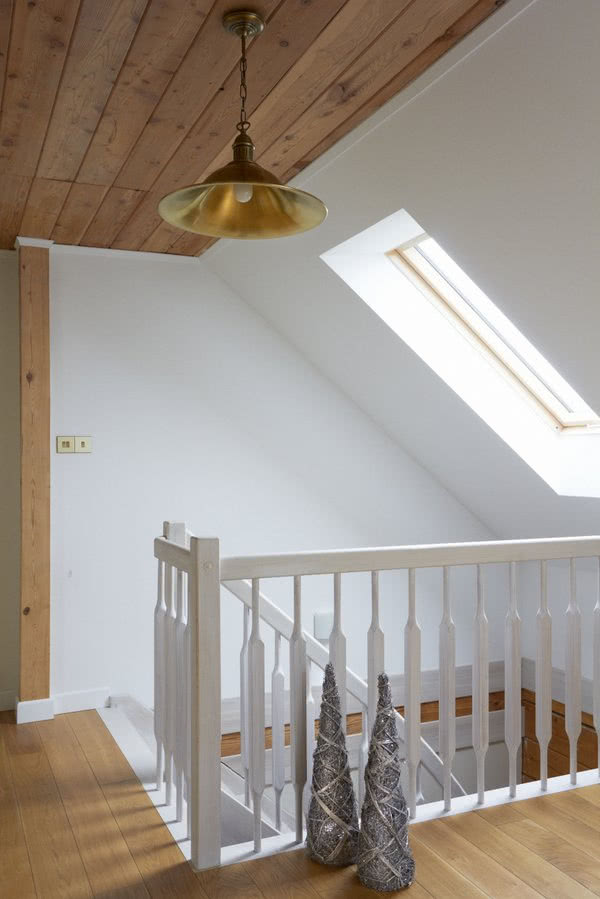 Świąteczne dekoracje w holu nad schodami.