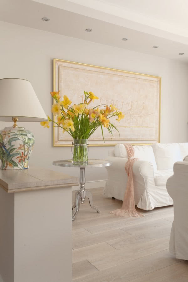 Biel, ecru i jasne beże - salon w stylu francuskim