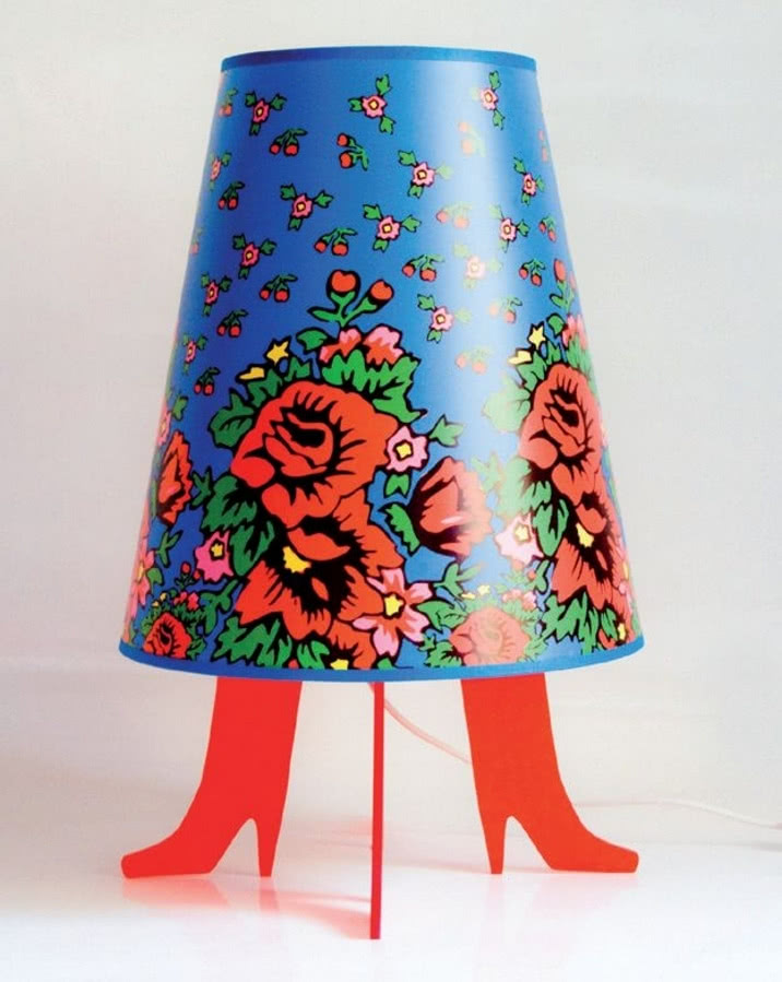 Lampka typu "zrób to sam". Składa się z klosza...