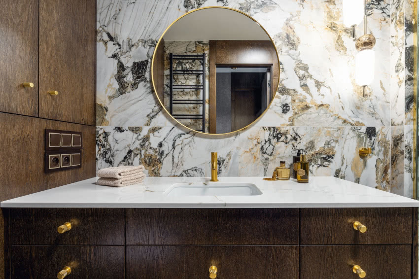 Blat w łazience gościnnej zrobiony jest z...