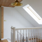 Kominek w tradycyjnym stylu z kamiennym portalem...