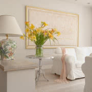 Biała kuchnia w stylu francuskim.