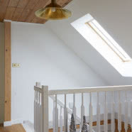 Drewniany dom i wnętrze w świerkowych ścianach