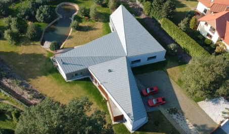 Geometryczny dom inspirowany wiatrakiem