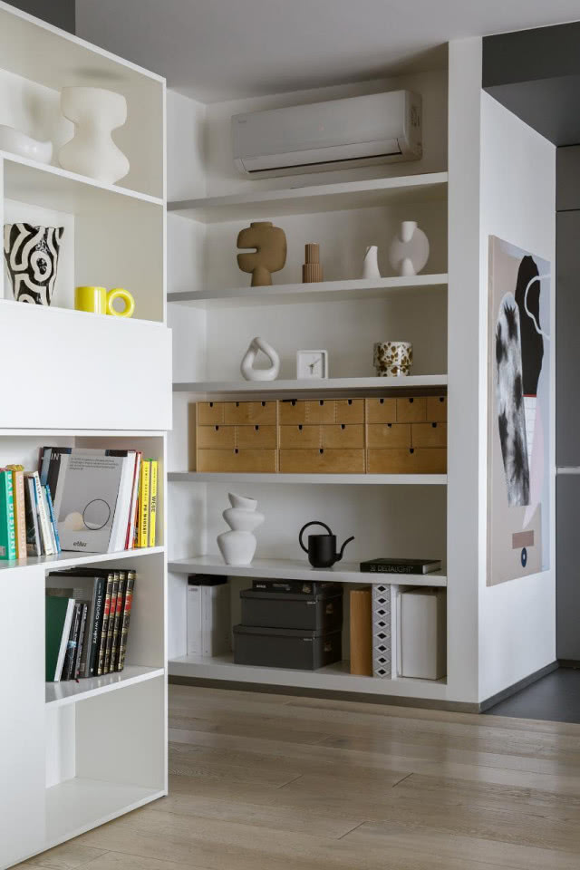 biała zabudowa meblowa w mieszkaniu