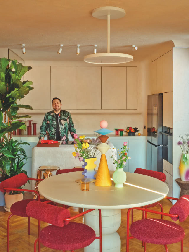 Krytyk architektury Marcin Szczelina w swoim domu