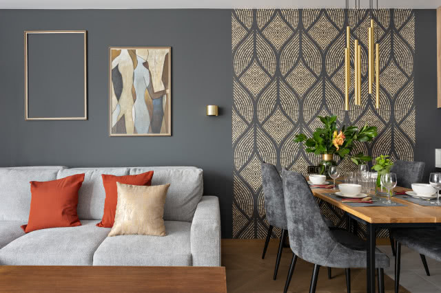 wzorzysta tapeta w jadalni oddzielająca kuchnię od salonu