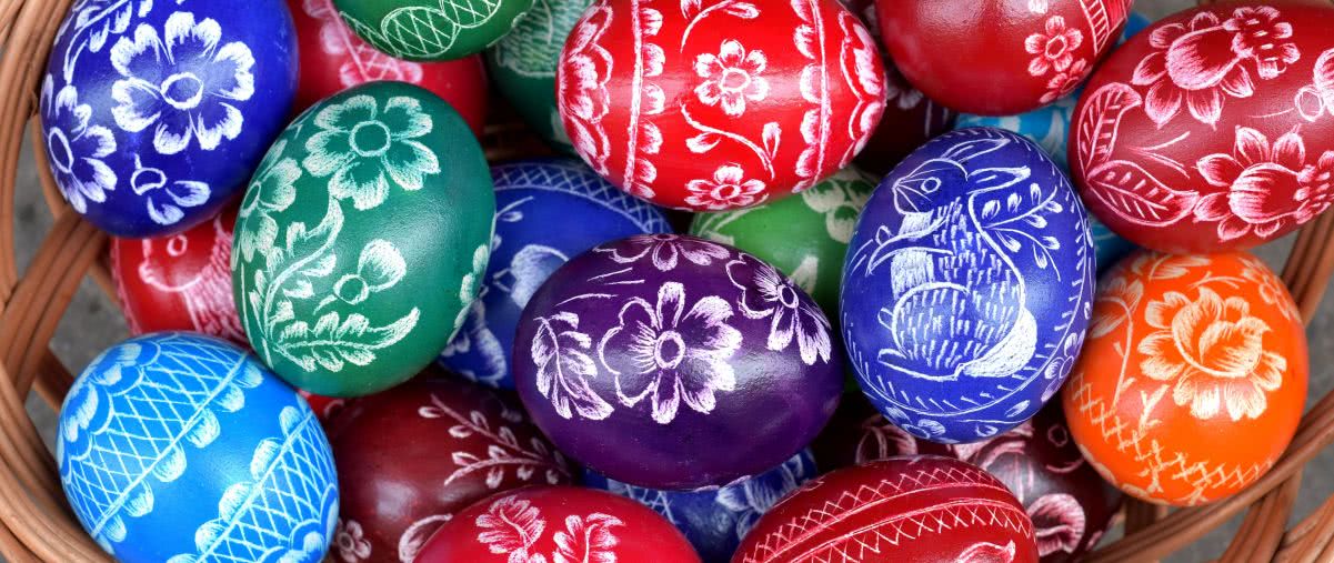 Techniki zdobienia wielkanocnych jajek - jak zrobić kraszanki, wydmuszki, drapanki 