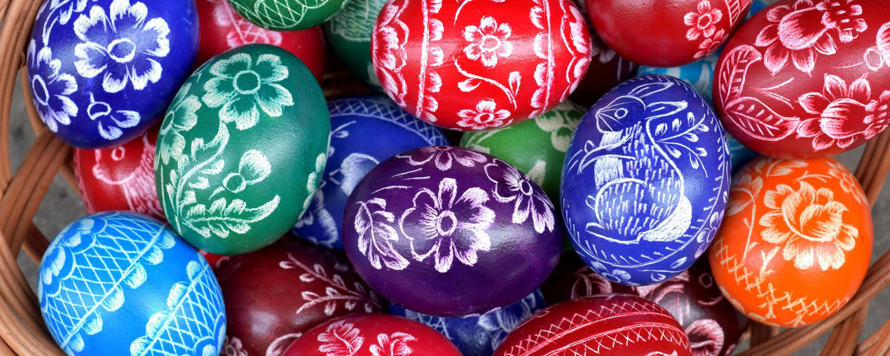 Techniki zdobienia wielkanocnych jajek - jak zrobić kraszanki, wydmuszki, drapanki