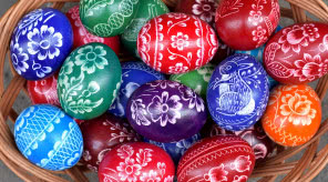 Techniki zdobienia wielkanocnych jajek - jak zrobić kraszanki, wydmuszki, drapanki