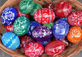 Techniki zdobienia wielkanocnych jajek - jak zrobić kraszanki, wydmuszki, drapanki