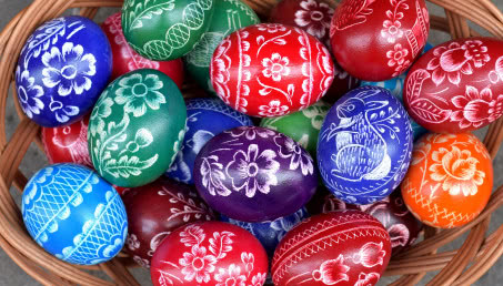 Techniki zdobienia wielkanocnych jajek - jak zrobić kraszanki, wydmuszki, drapanki