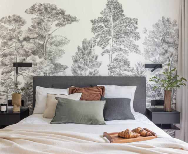 tapeta w drzewa w sypialni