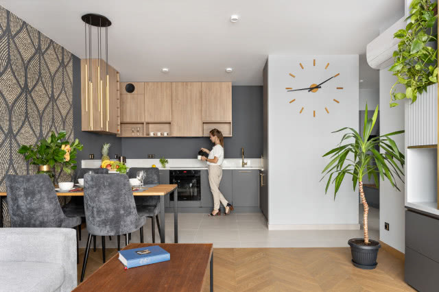 Szara kuchnia z drewnem