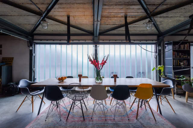 Loftowa jadalnia z wysokim sufitem