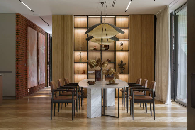 Lewitujące życie. Niesamowita rezydencja pod Warszawą pełna sztuki!