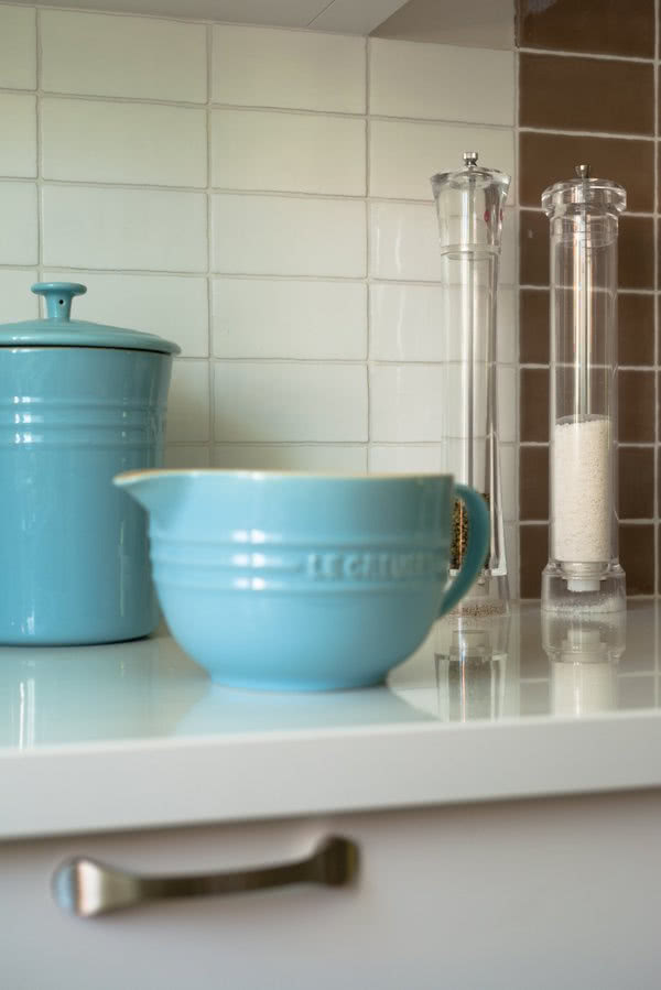 Kuchnia w stylu francuskim - turkusowa ceramika