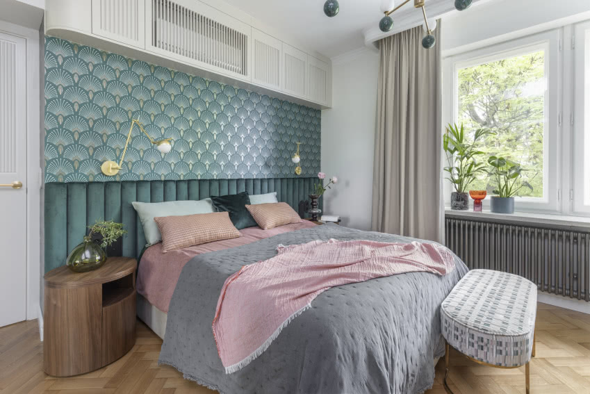 Nad łóżkiem, w eleganckiej zabudowie,...