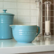 Biała kuchnia w stylu francuskim.