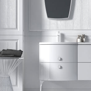 białe ozdobne drewniane ściany, biała szafka pod umywalkę, biały stolik lustro, biała bateria umywalkowa, biała umywalka