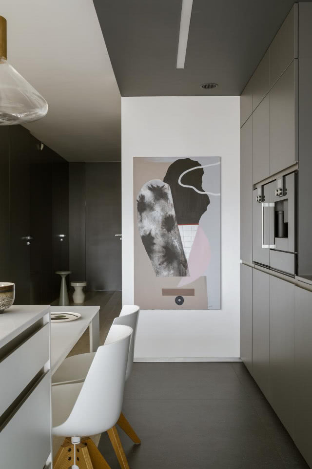 szare ściany i drzwi w przedpokoju