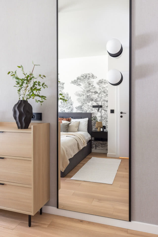 zabudowa meble w sypialni z lustrem