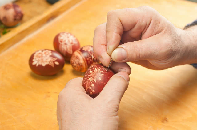 kobieta drapiąca jajka