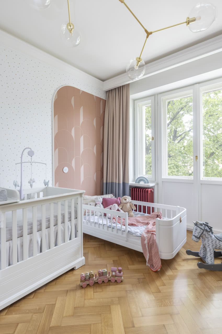 Tapeta w kolorze brudnego
różu pochodzi z...