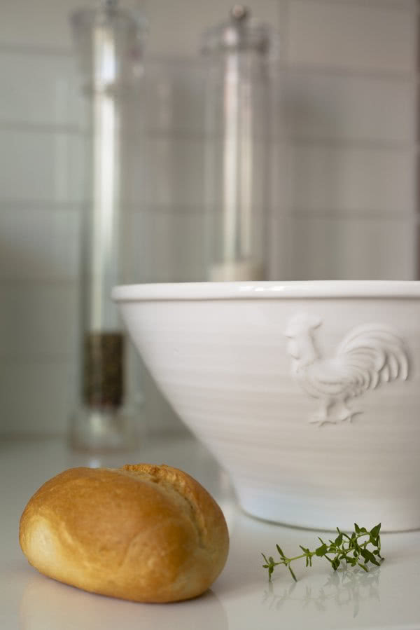 Biała kuchnia we francuskim stylu - ceramiczna...