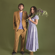 Fotel bujany Too Much to kontrast kolorów,...