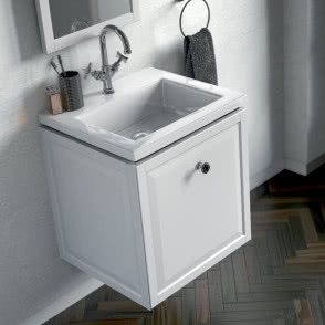 kwadratowa umywalka, podwieszana biała szafka umywalkowa, bateria umywalkowa, lustro, ręcznik, jodełka na podłodze