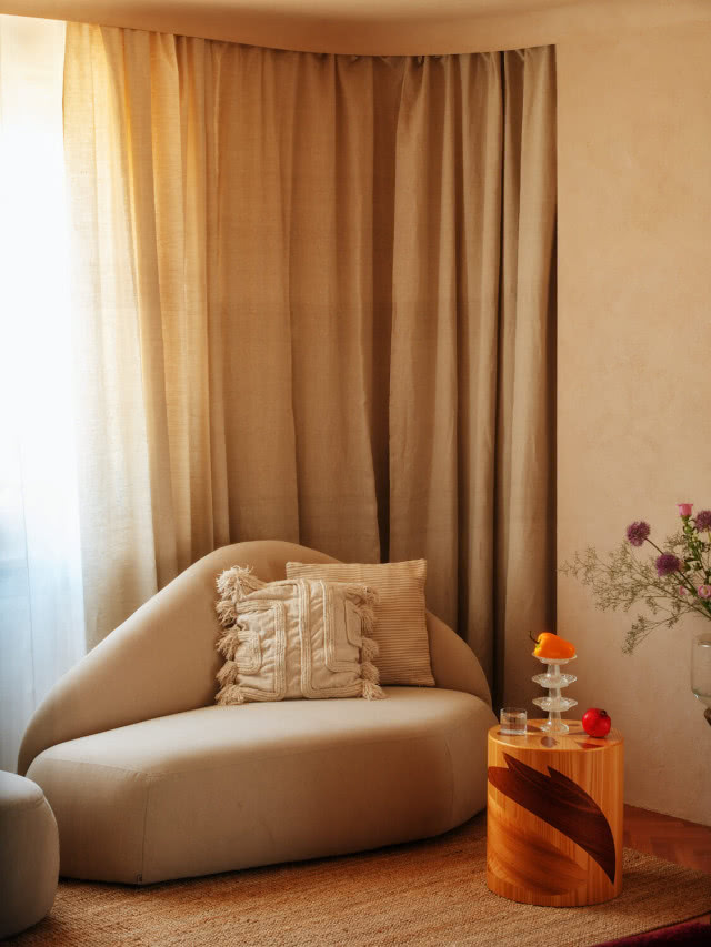 kącik wypoczynkowy w salonie z sofą