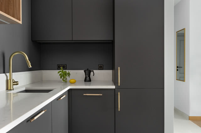 Kuchnia antracytowa z białym blatem