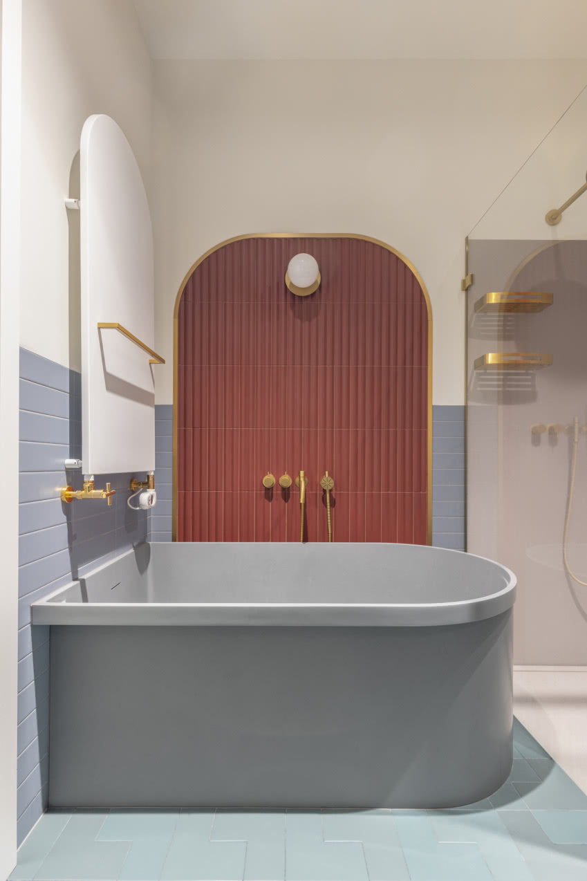 Płytki w półkolach,
na ścianach i podłodze
są...