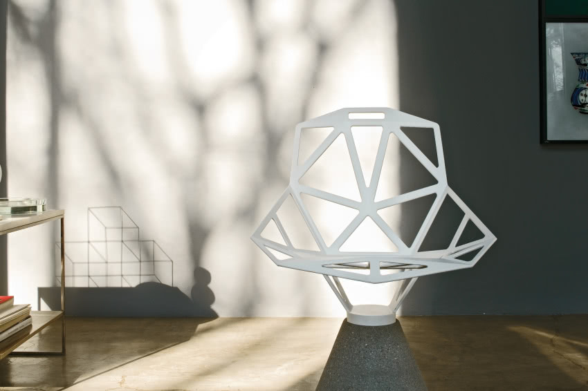 Chair_One na betonowej podstawie to jeden z...