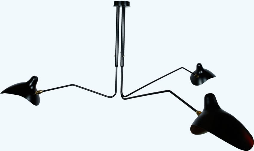 Obok podłogowej trójramiennej lampy, sufitowa...