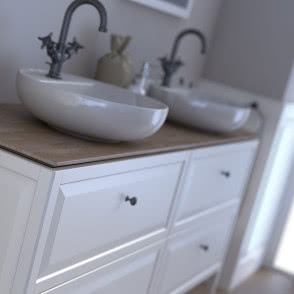 dwie umywalki nablatowe, biała szafka umywalkowa, drewniany blat, dwa lustra, drewniana podłoga, ręcznik, kosmetyki