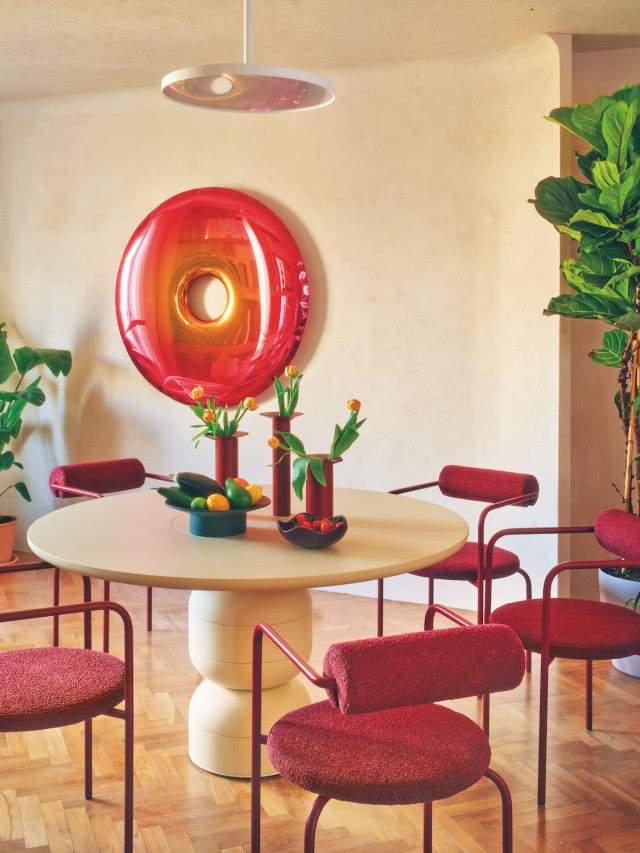 okrągły stół w salonie