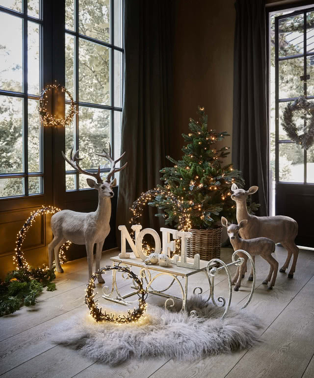 choinka, jelenie, sarny, sanie, wieńce bożonarodzeniowe z lampkami