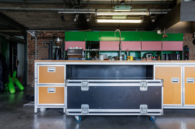 Metalowa kuchnia jak skrzynie