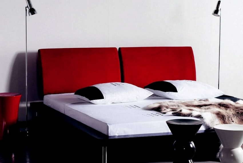 Łóżko CHESS o klasycznej już linii. Stelaż na...